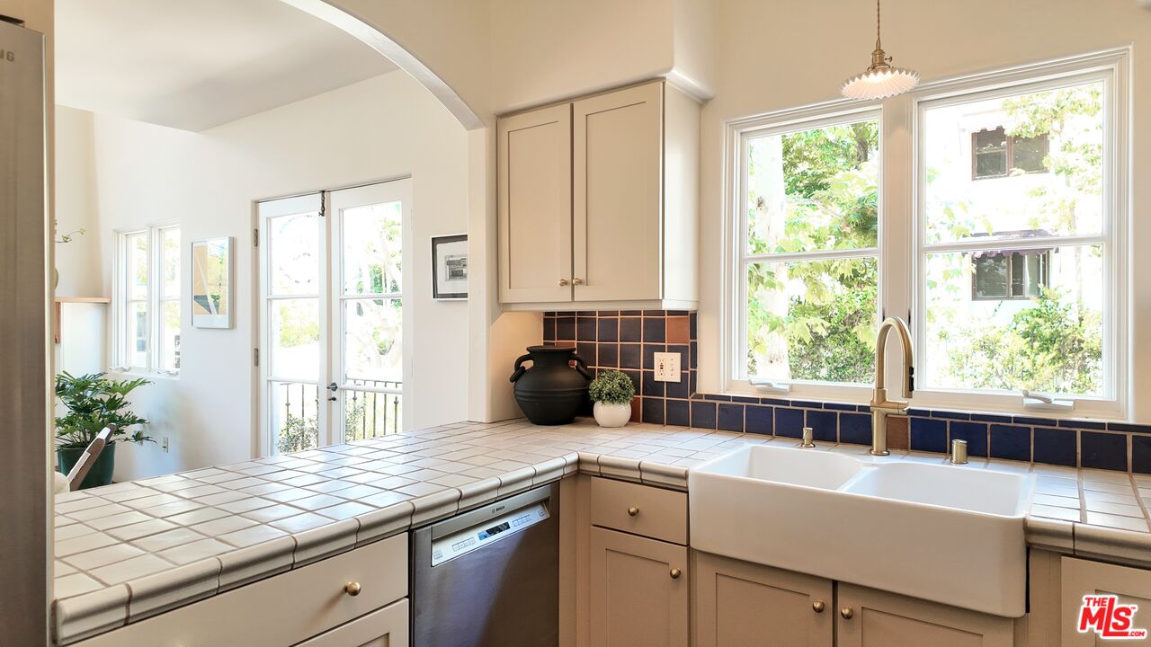 1414 N Harper Ave Unit: 4