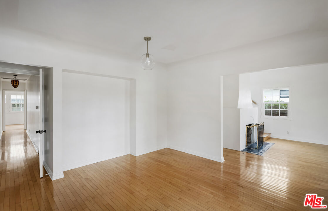 833 S Burnside Ave