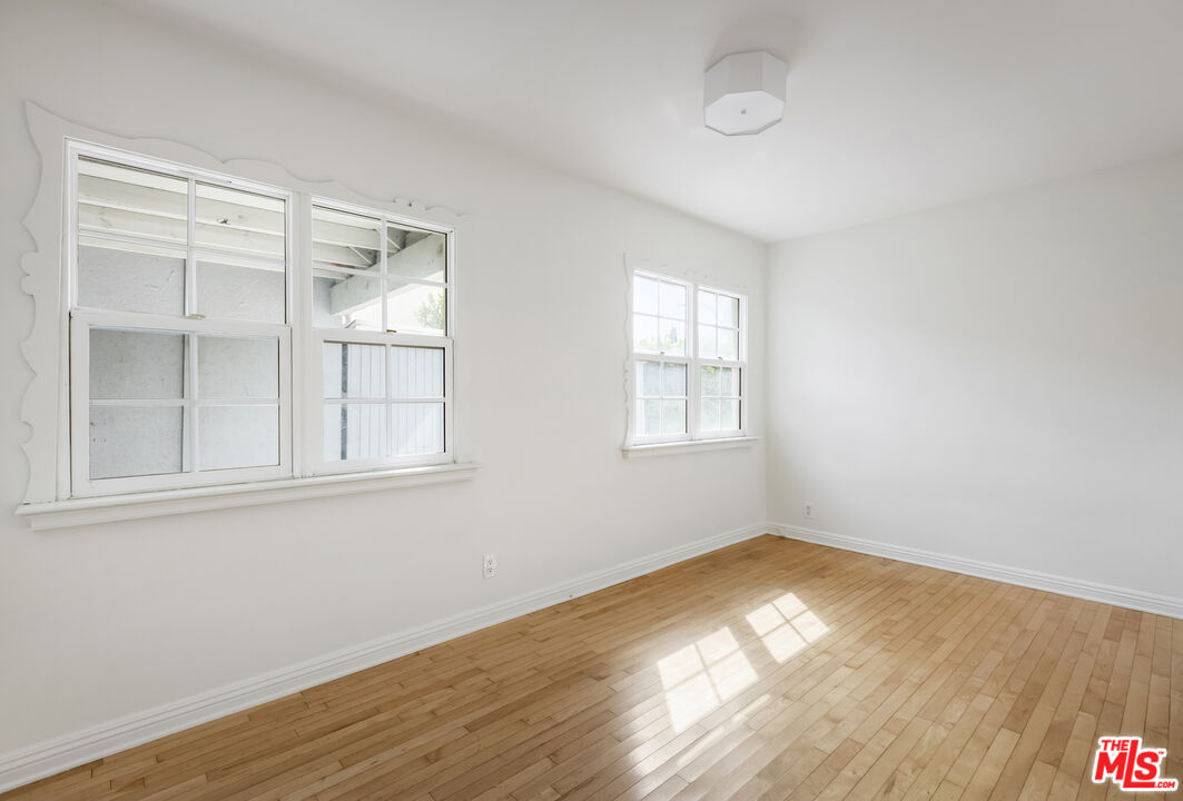 833 S Burnside Ave