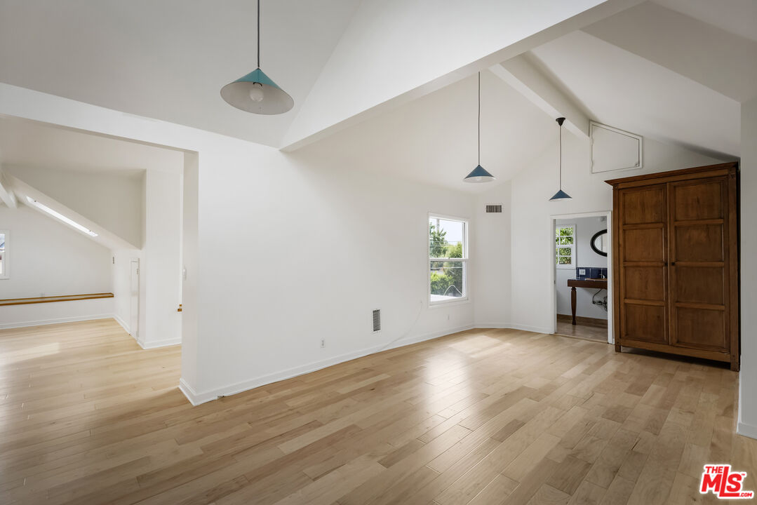 833 S Burnside Ave