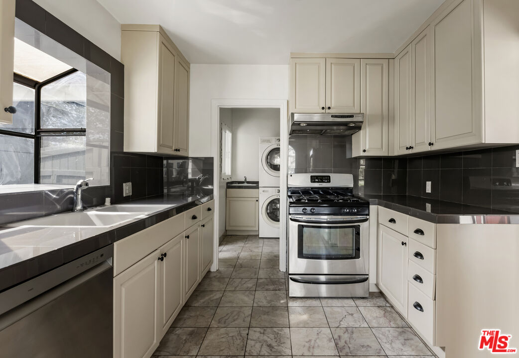 833 S Burnside Ave