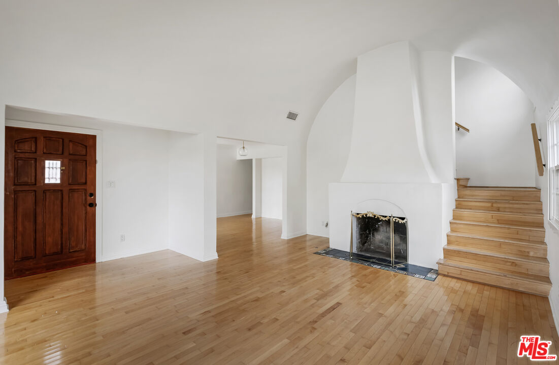 833 S Burnside Ave