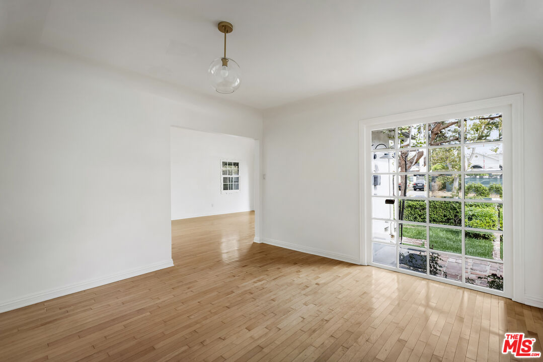 833 S Burnside Ave