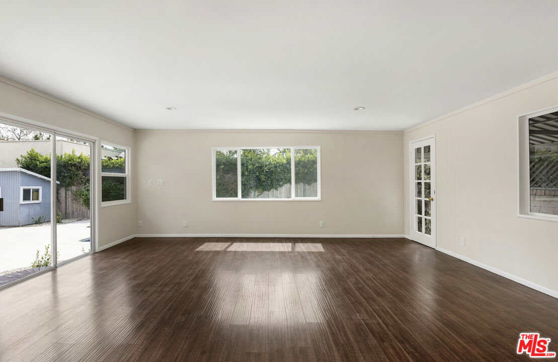 833 S Burnside Ave