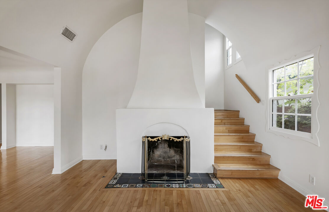 833 S Burnside Ave
