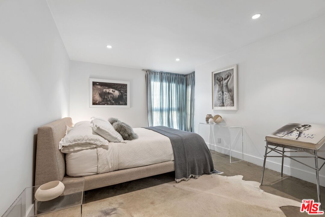 911 N Kings Rd Unit: 107