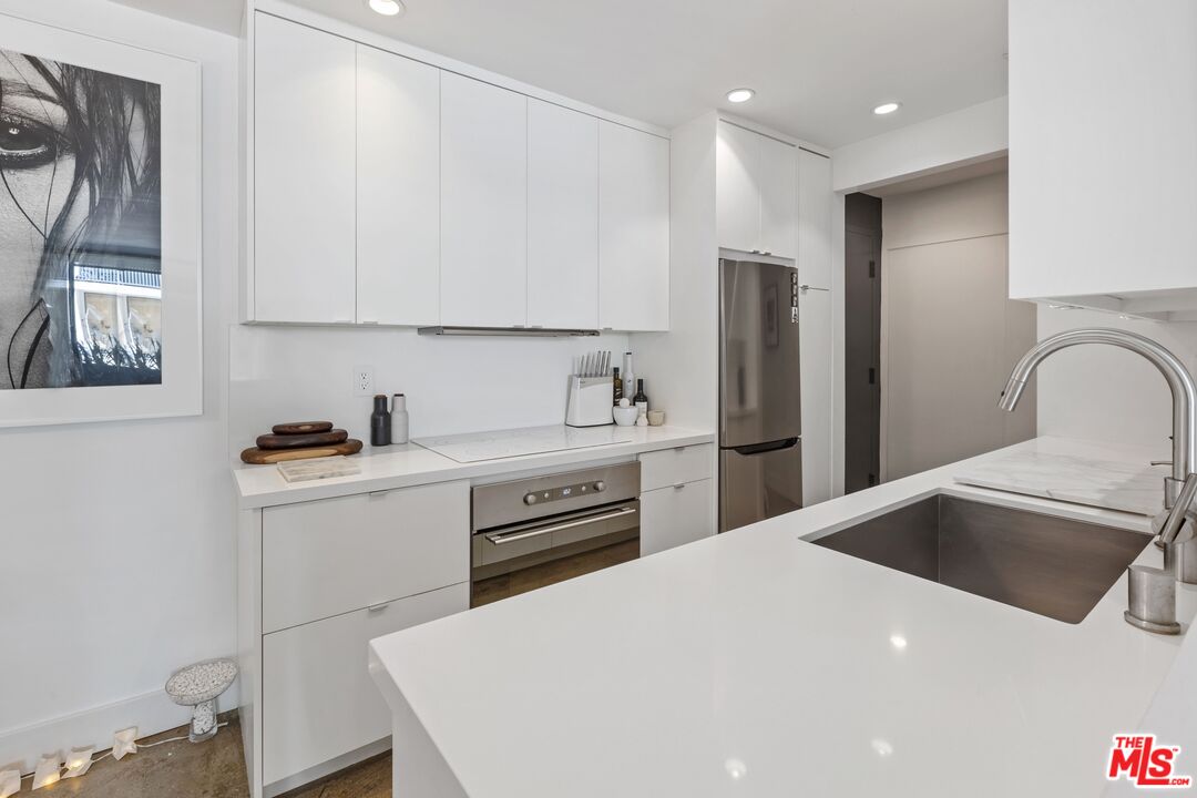 911 N Kings Rd Unit: 107