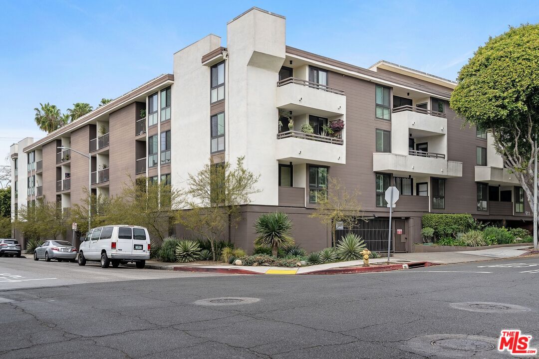 911 N Kings Rd Unit: 107