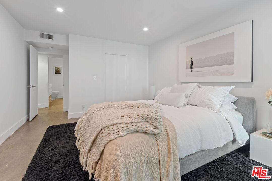 911 N Kings Rd Unit: 107