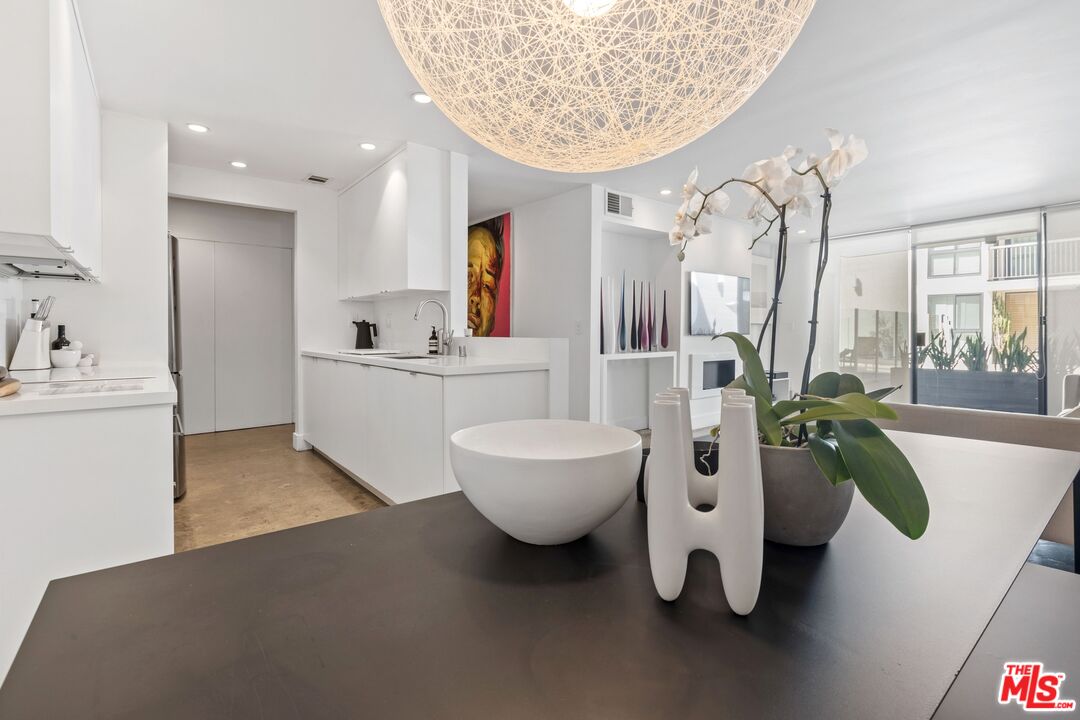 911 N Kings Rd Unit: 107