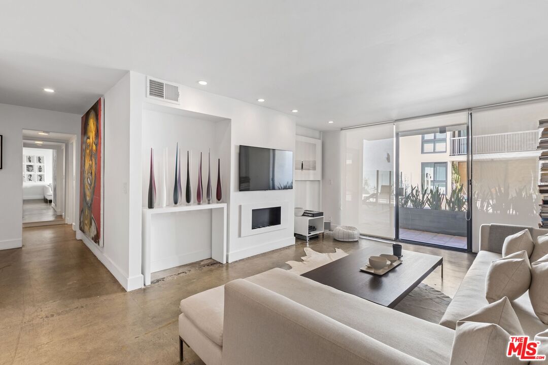 911 N Kings Rd Unit: 107