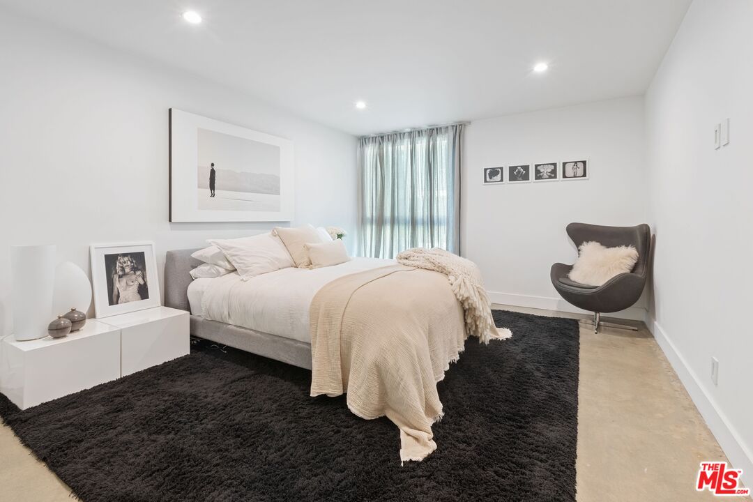 911 N Kings Rd Unit: 107