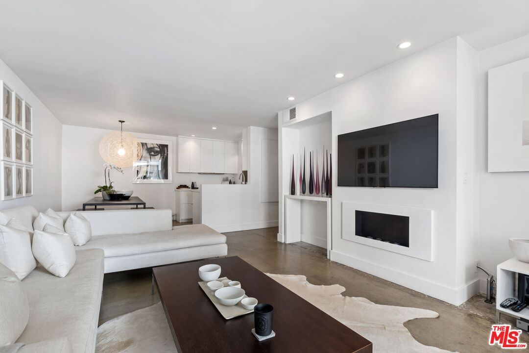 911 N Kings Rd Unit: 107