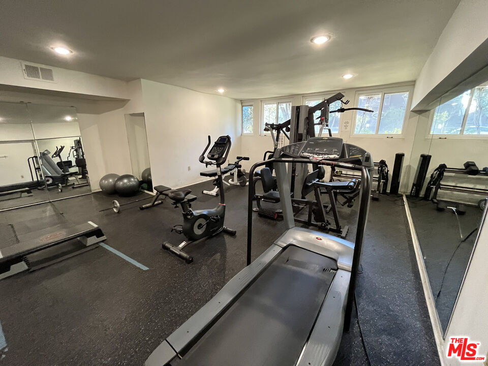 911 N Kings Rd Unit: 107