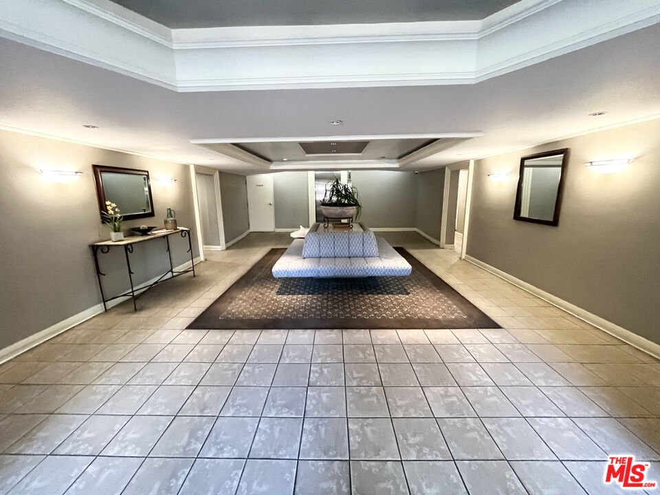 911 N Kings Rd Unit: 107