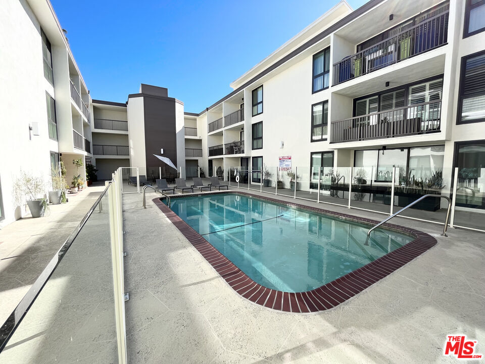 911 N Kings Rd Unit: 107