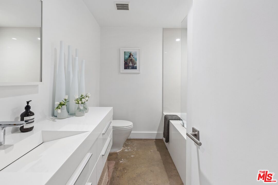 911 N Kings Rd Unit: 107