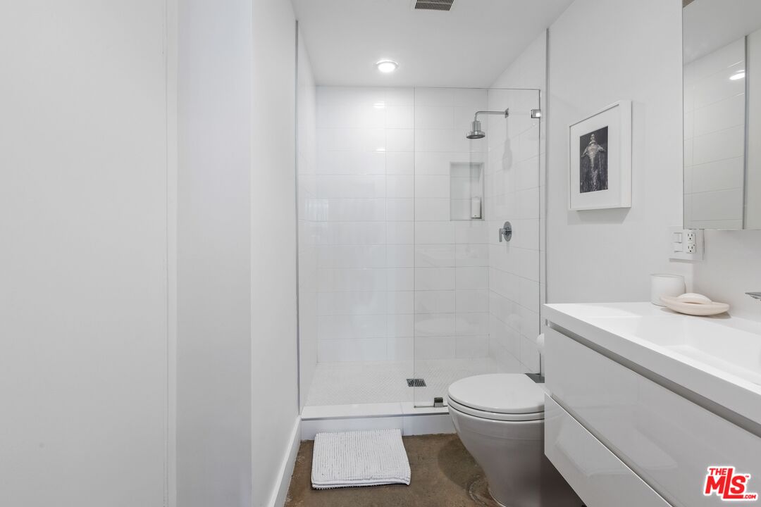 911 N Kings Rd Unit: 107