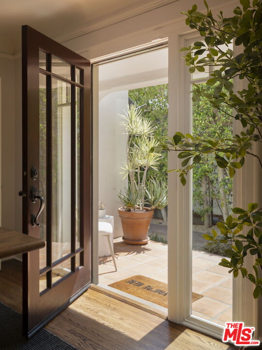 906 N La Jolla Ave