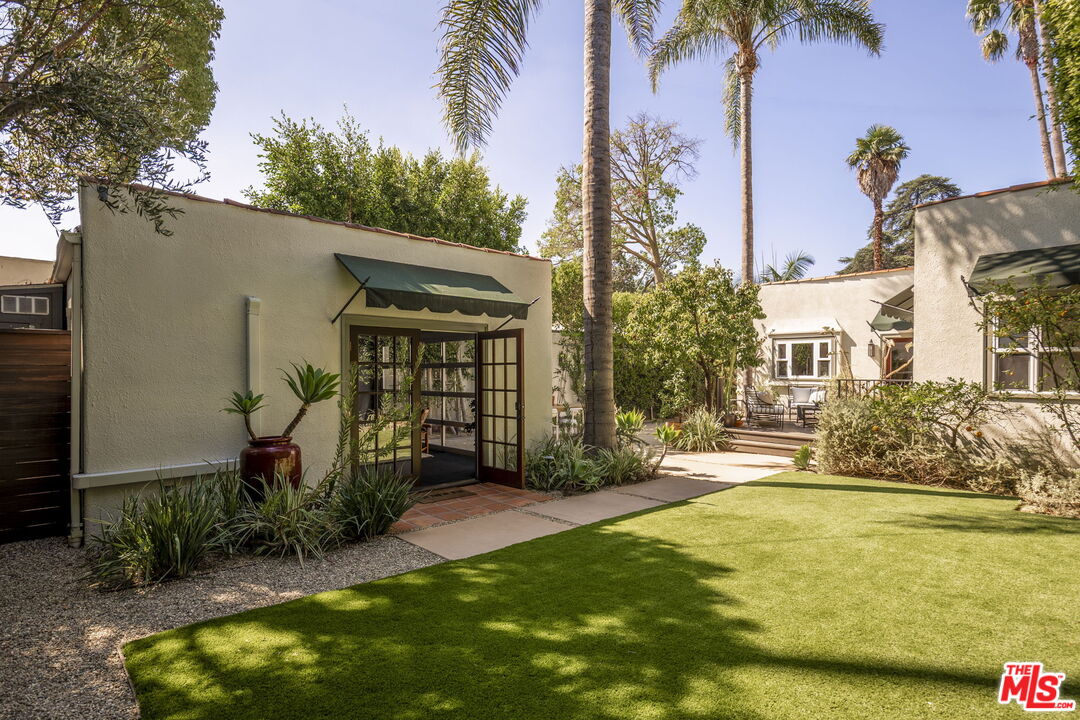 906 N La Jolla Ave