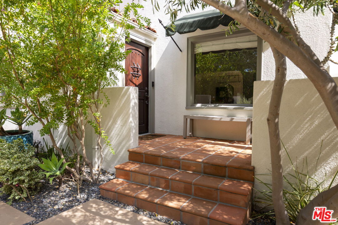906 N La Jolla Ave