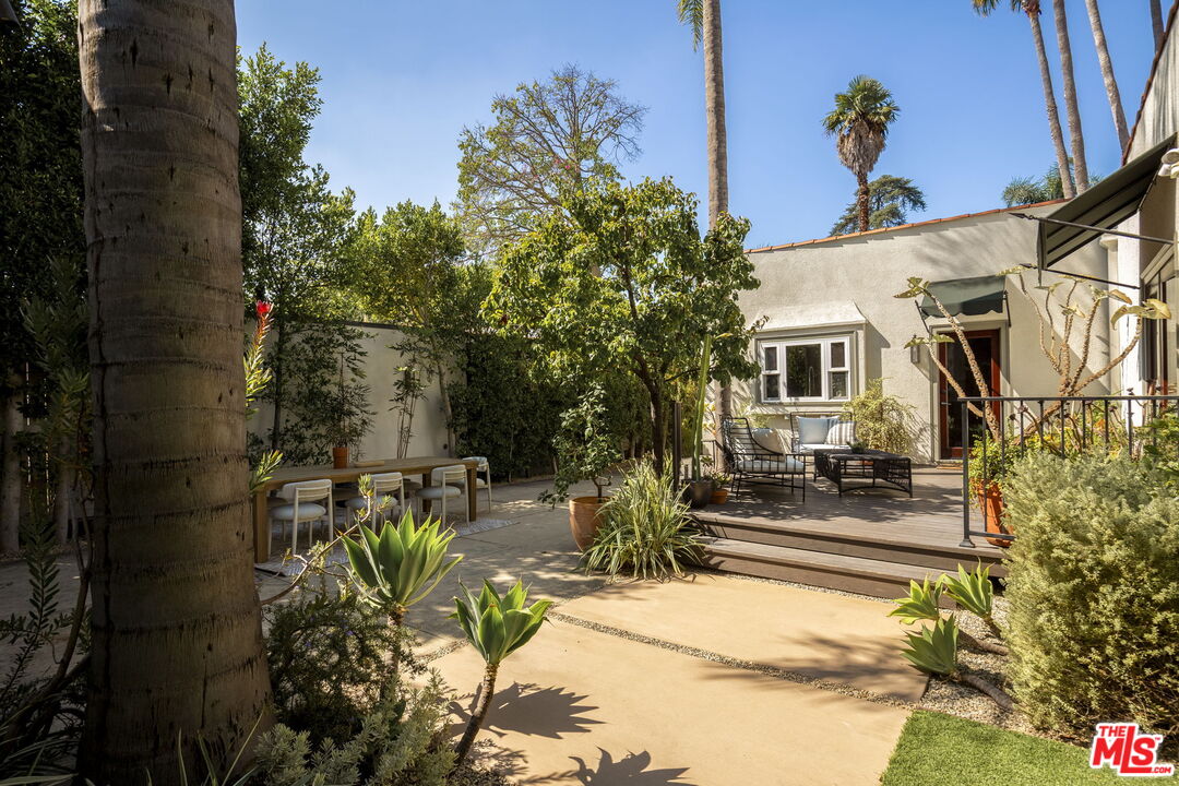 906 N La Jolla Ave