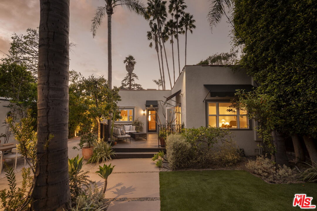 906 N La Jolla Ave