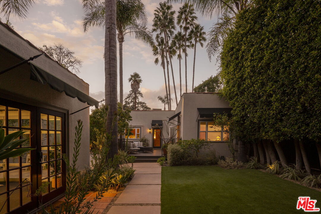 906 N La Jolla Ave