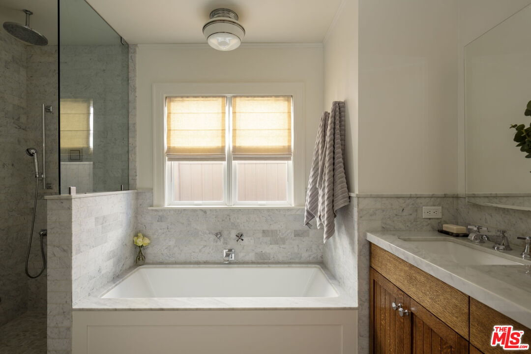906 N La Jolla Ave