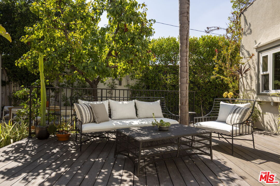 906 N La Jolla Ave