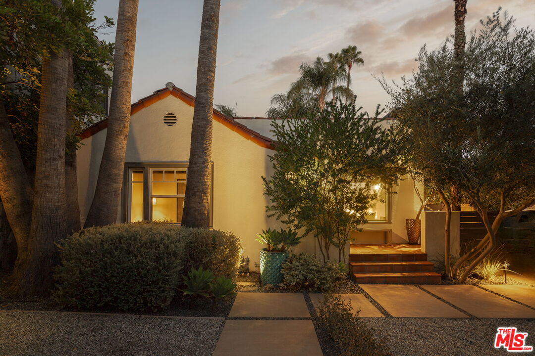 906 N La Jolla Ave