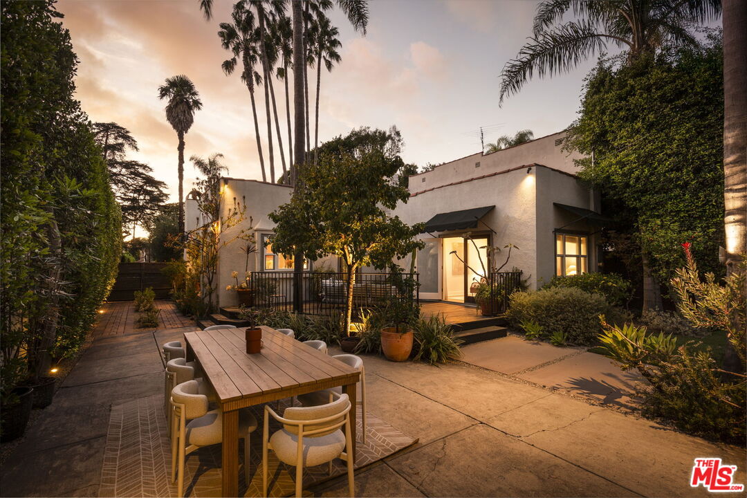 906 N La Jolla Ave
