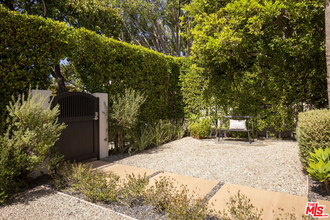 906 N La Jolla Ave