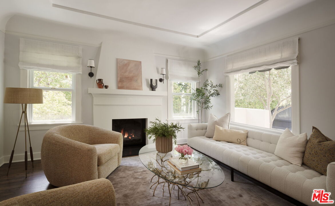 906 N La Jolla Ave