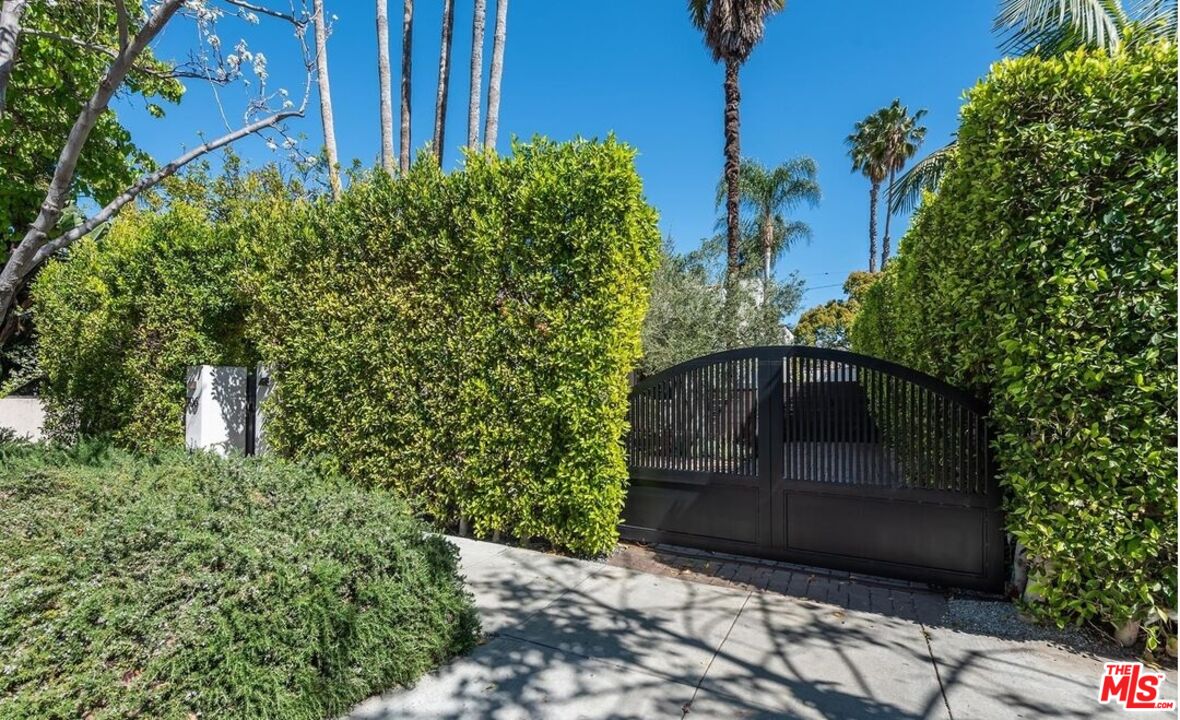906 N La Jolla Ave