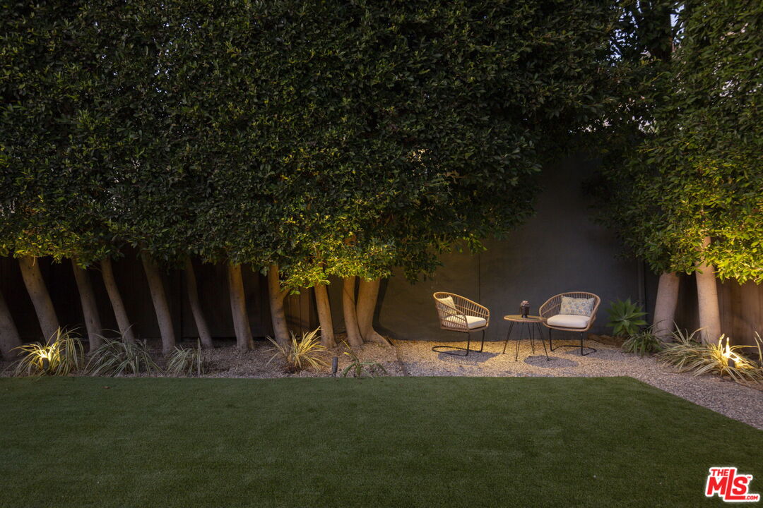 906 N La Jolla Ave