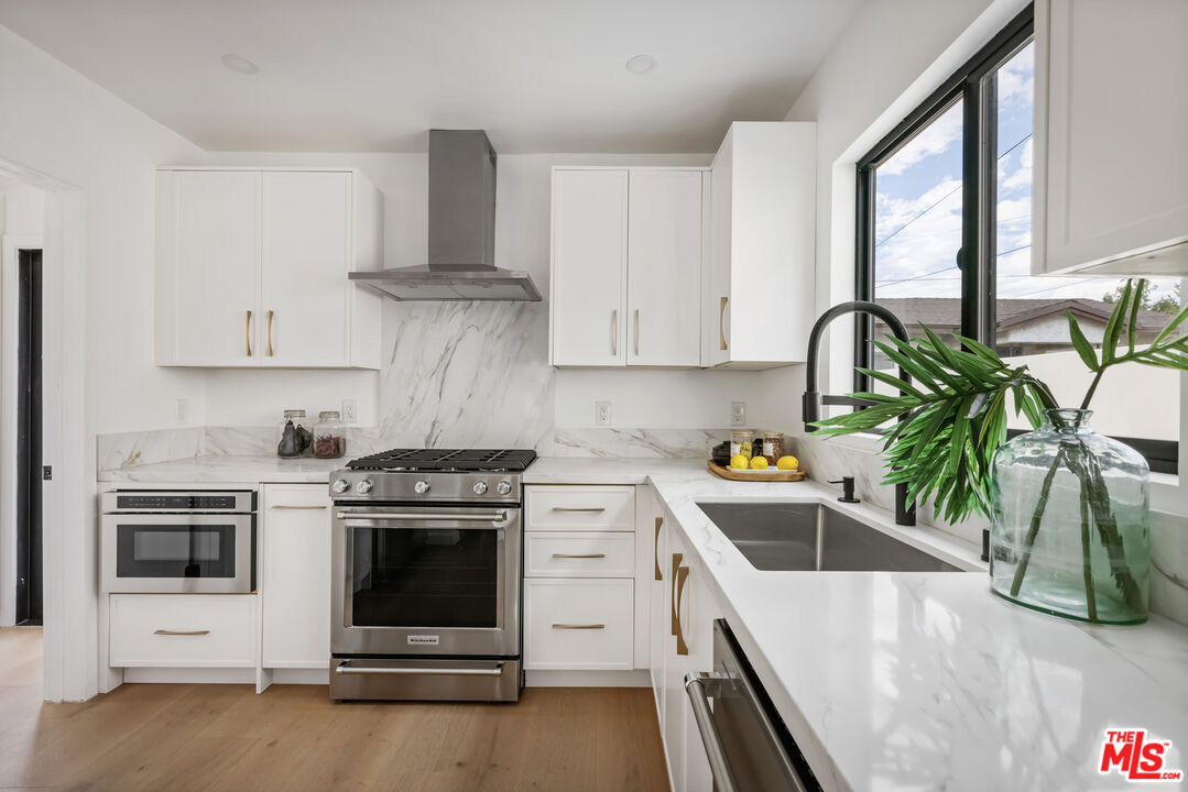 2229 Shoredale Ave