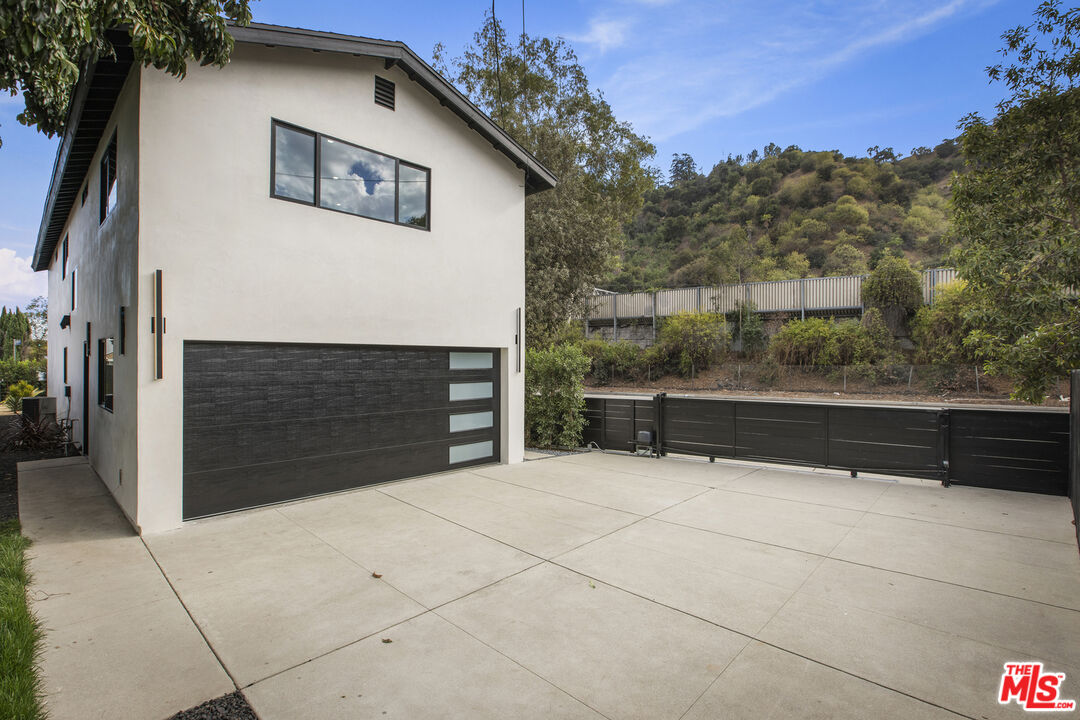 2229 Shoredale Ave