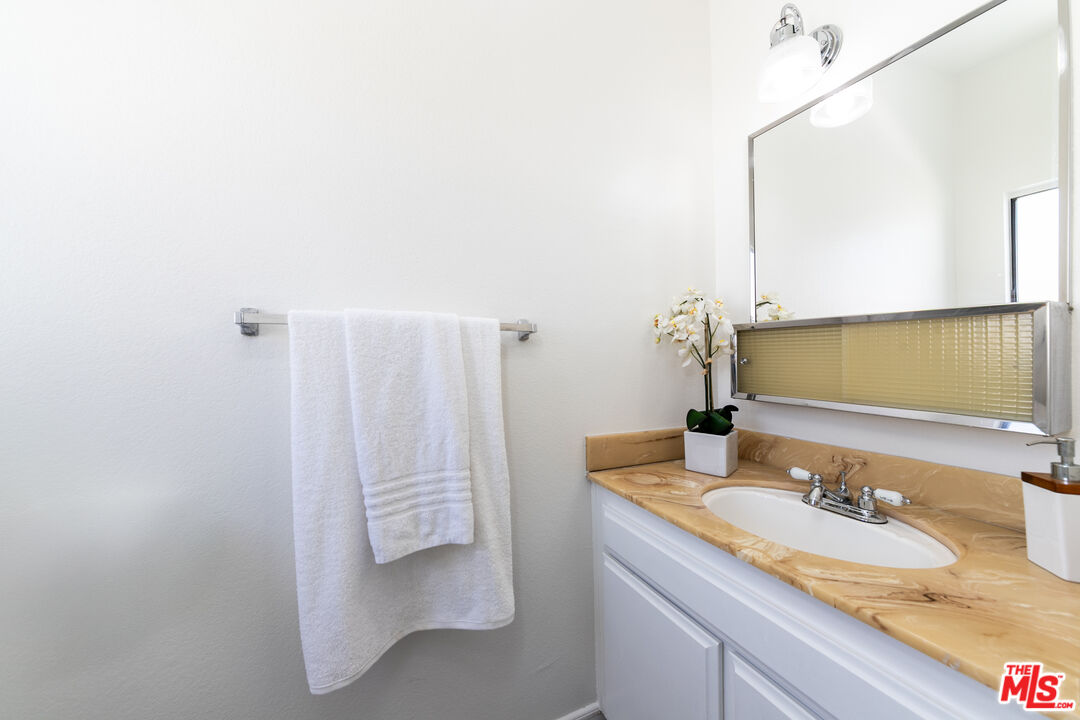 5255 Bellingham Ave Unit: 208