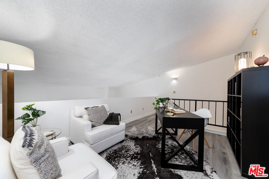 5255 Bellingham Ave Unit: 208