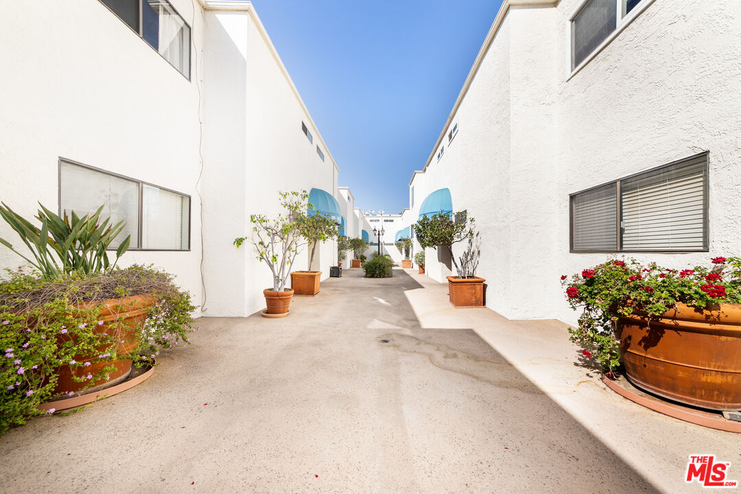 5255 Bellingham Ave Unit: 208