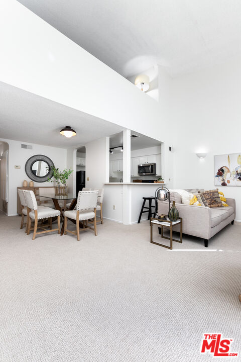 5255 Bellingham Ave Unit: 208