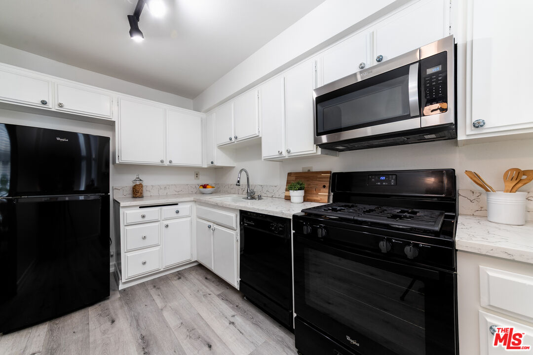 5255 Bellingham Ave Unit: 208