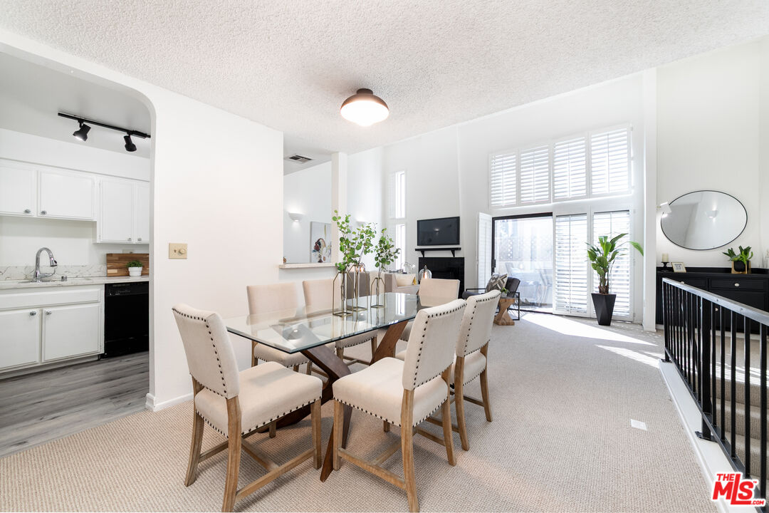 5255 Bellingham Ave Unit: 208
