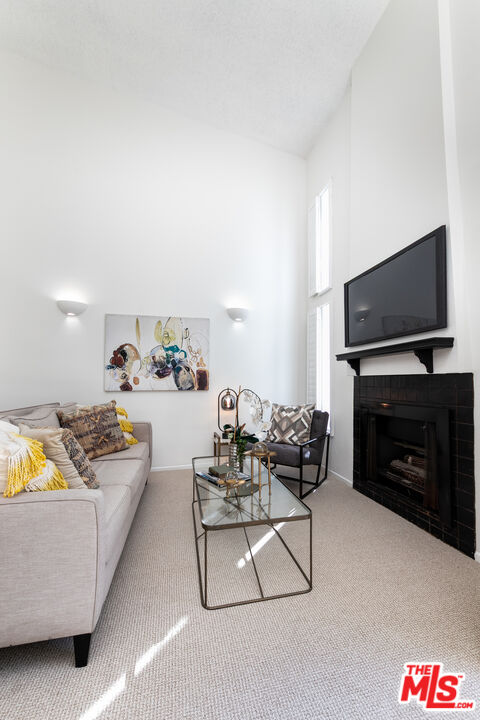 5255 Bellingham Ave Unit: 208