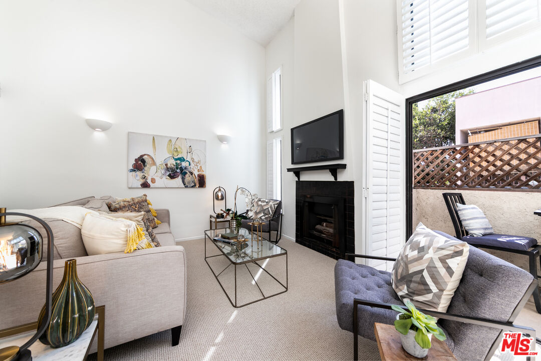 5255 Bellingham Ave Unit: 208