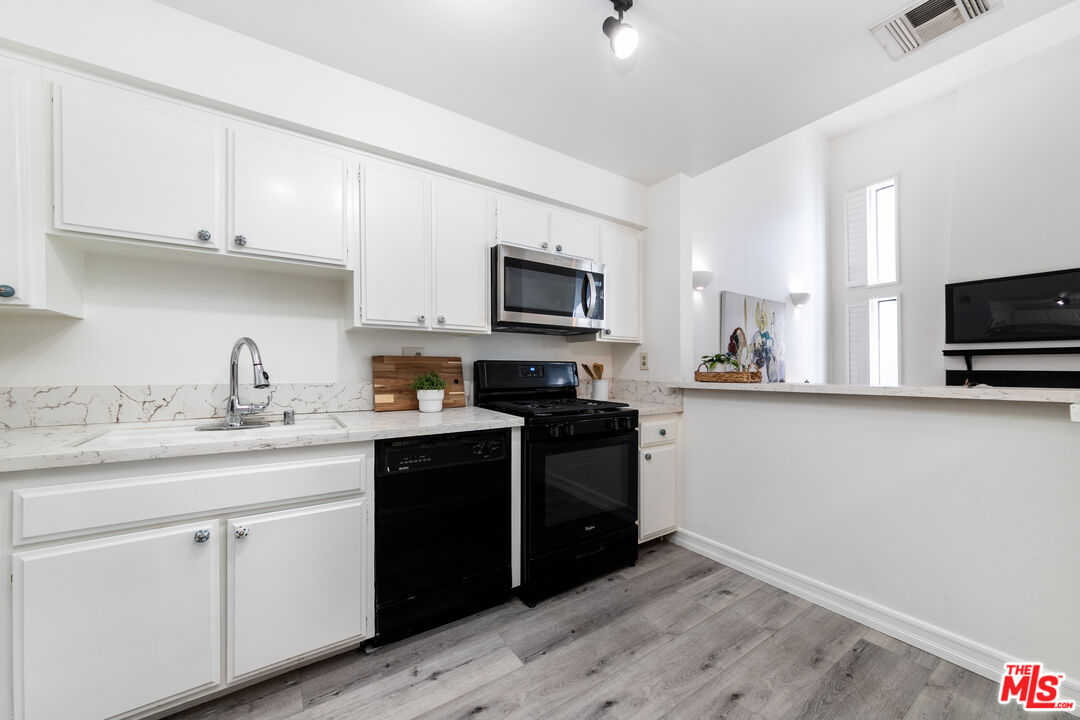 5255 Bellingham Ave Unit: 208