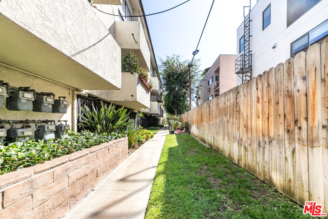 5255 Bellingham Ave Unit: 208