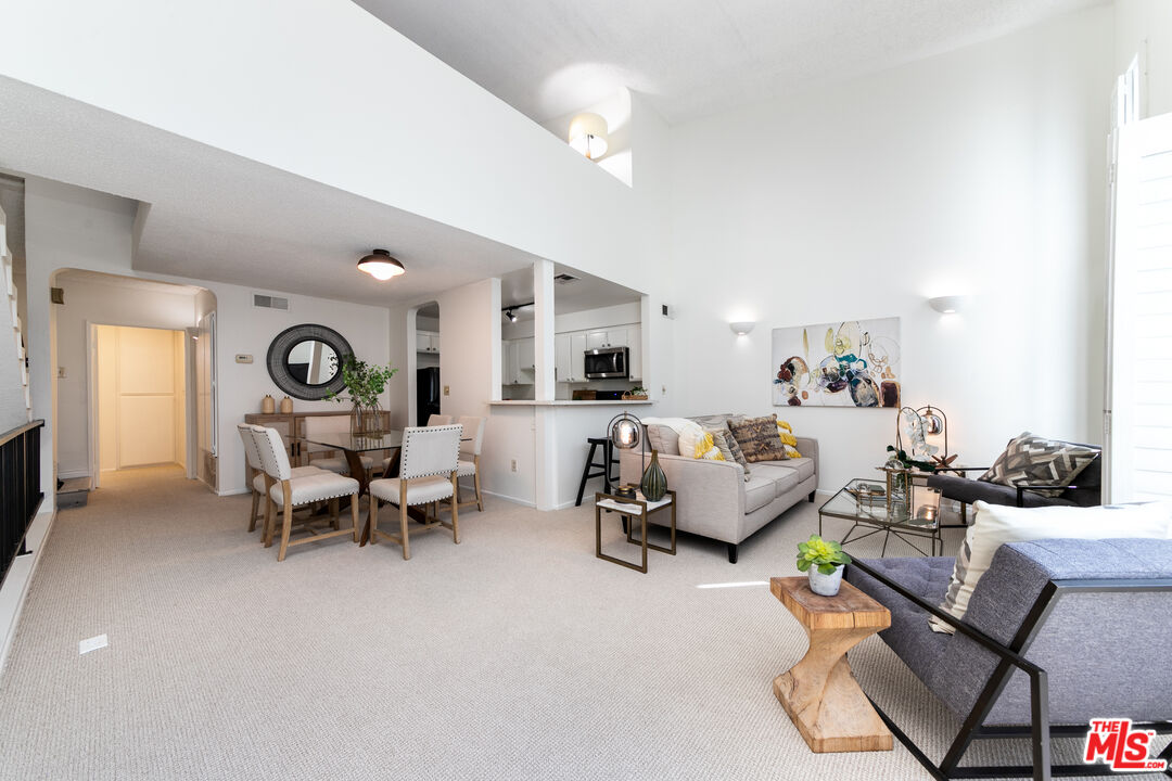 5255 Bellingham Ave Unit: 208