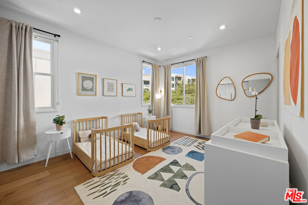 532 W Elk Ave Unit: 2